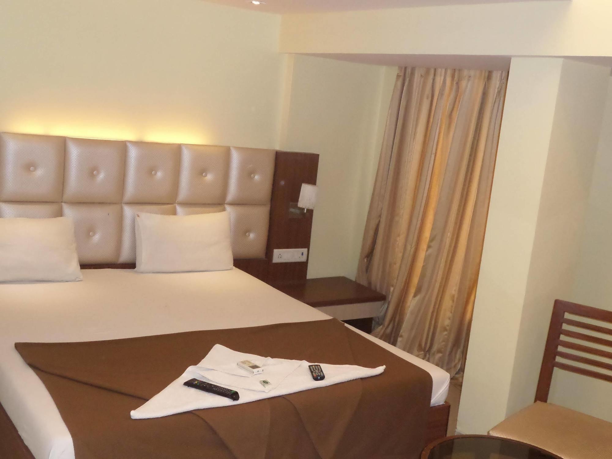 Oyo 2026 Hotel Aishwarya Residency Navi Mumbai Dış mekan fotoğraf